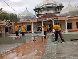 Bersih-Bersih Rumah Ibadah, Bhakti Religi Polres Parepare Sambut Hari Bhayangkara Ke-80