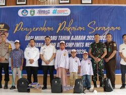Wali Kota Tasming Hamid Serahkan Simbolis Seragam Gratis untuk Siswa Parepare