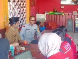 Sinergitas Bhabinkamtibmas dan Kepala Desa Kabba Laksanakan Sambang Warga Melalui Sistem Door to Door (DDS)