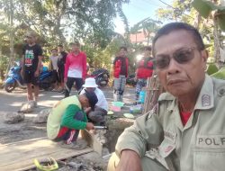 Ketua BPD Desa Kabba Bersama Bhabinkamtibmas Desa Kabba dan Warga, Mahasiswa KKN Unhas Gotong Royong Perbaiki Jembatan Dekker yang Roboh