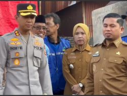 AKBP Phunky Bersama Tasming Hamid Tinjau dan Serahkan Bantuan Korban Kebakaran