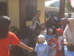 *Polsek Minasatene Berbagi Cemilan dan Air Minum kepada Peserta Karnaval TK dan PAUD