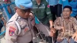 Aksi Humanis di Pelabuhan Nusantara, Polisi Parepare Bantu Penumpang Sakit Turun Kapal
