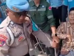 Aksi Humanis di Pelabuhan Nusantara, Polisi Parepare Bantu Penumpang Sakit Turun Kapal