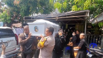 Momen Bhabinkamtibmas Parepare Bantu Angkat Peti Jenazah, Wujud Gotong Royong di Tengah Duka