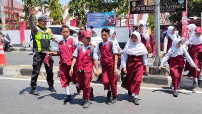Kawal Keselamatan Pelajar, Sat Lantas Polres Parepare Hadir di Jam Sekolah