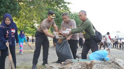 Wujudkan Lingkungan Asri, AKBP Phunky Mahendra Pimpin Aksi Bersih Pantai di Bacukiki Barat